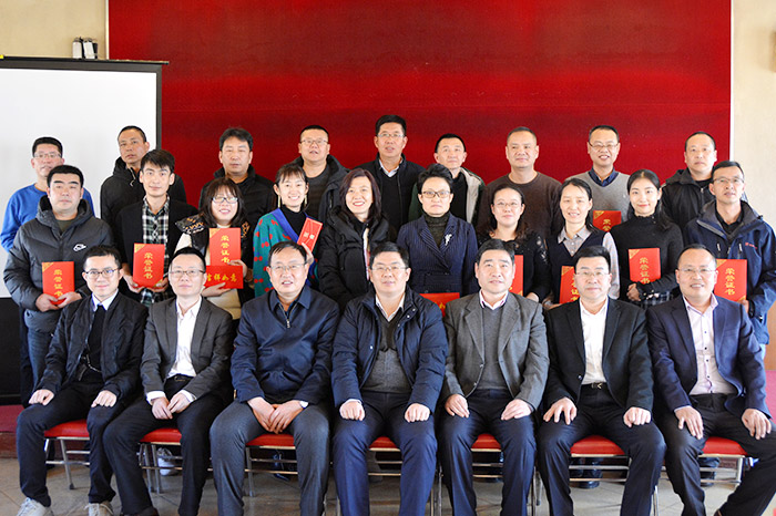 與優(yōu)秀者同行 與奮斗者共進