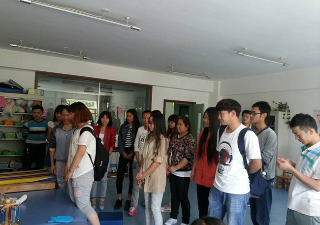 公司團(tuán)委慰問孤殘兒童