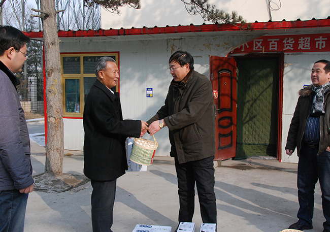 公司工會與省經(jīng)貿(mào)工會領(lǐng)導(dǎo)走訪慰問老黨員、困難職工