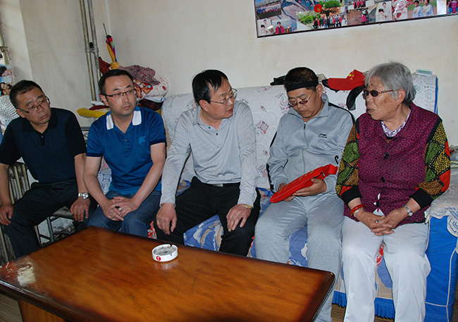 公司領(lǐng)導(dǎo)為患病職工送捐款