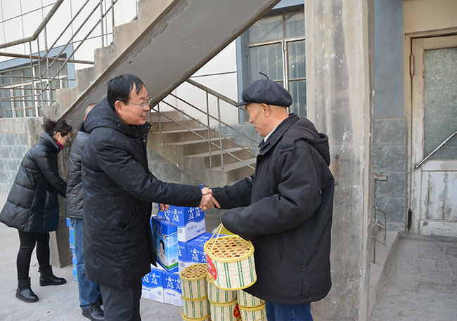 送溫暖 送關(guān)愛 送祝福