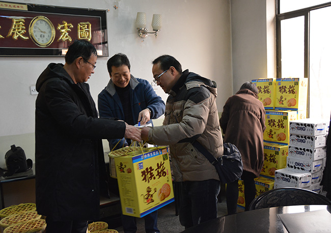 送溫暖 送關(guān)愛 送祝福