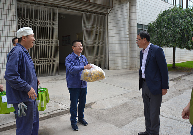 公司黨委書記、工會(huì)主席為一線職工送關(guān)愛