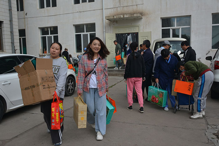 中秋國慶雙節(jié)至 情系職工暖人心 ——公司及公司工會為廣大職工發(fā)放中秋福利